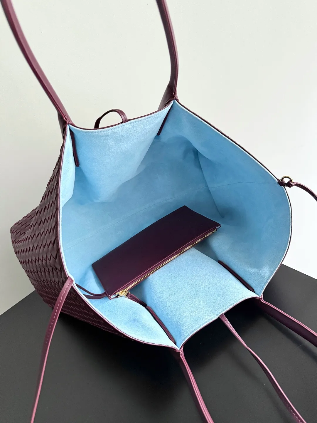 Batch 2660 Bottega Veneta 2025 new product PINACOTECA bag, iconic weaving process, skillfully crafted with 10mm Intrecciato process and equipped with suede lining. Four small strips of leather add character to the design and make the bag more stable. Relaxed yet sophisticated, casual yet refined, suede lining and double-sided design, suitable for shoulder and hand carry. The four straps can be adjusted into different shapes. One pack can be switched between two uses, easily integrating into your daily rhythm. Style number: 817166 Size: 43*23*17.5cm
